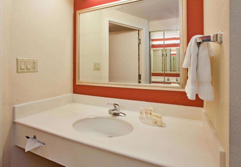 Courtyard By Marriott Toronto Vaughan Exterior photo