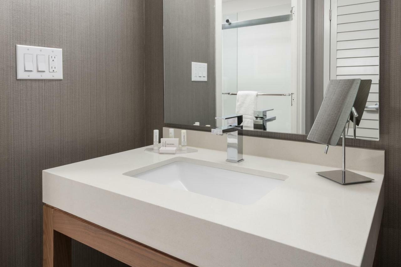 Courtyard By Marriott Toronto Vaughan Exterior photo